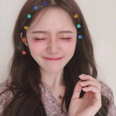 在地铁上用外套擦血的女孩报平安